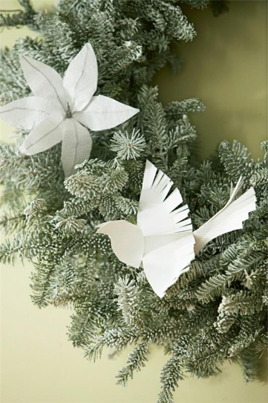 Φτιάξτε το δικό σας χριστουγεννιάτικο στεφάνι με χριστουγεννιάτικα στολίδια από χαρτί