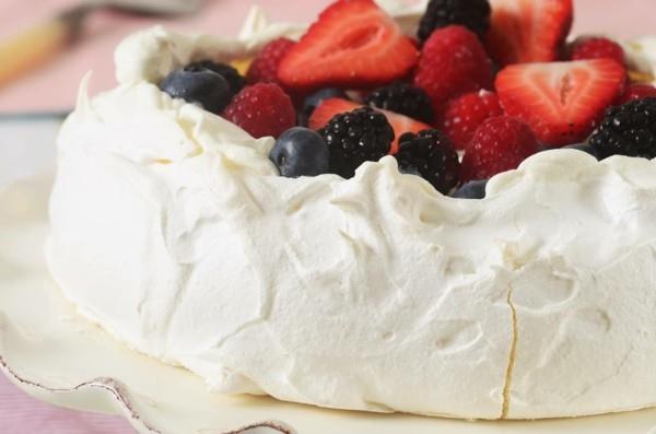 Χριστουγεννιάτικα γλυκά Pavlova με φρούτα Χριστουγεννιάτικο κέικ