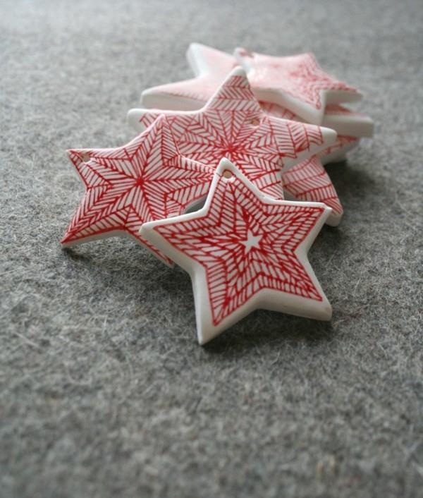 Χριστουγεννιάτικα αστέρια τσιμπάνε κόκκινες ιδέες από πολυμερές πηλό για να φτιάξουν χριστουγεννιάτικα στολίδια