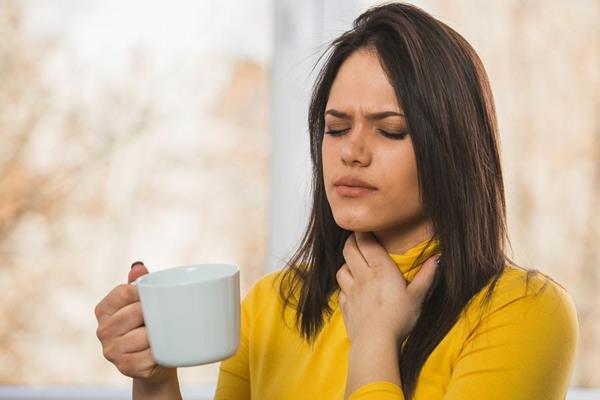 Ποιες θεραπείες στο σπίτι για τον πονόλαιμο γνωρίζετε; Εδώ είναι 9 τσάι από βότανα