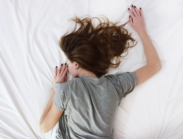 Ποια είναι η καλύτερη θέση ύπνου για εσάς; Πλεονεκτήματα, μειονεκτήματα και συμβουλές στρωτήρες στομάχου