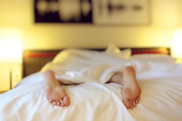 Ποια είναι η καλύτερη θέση ύπνου για εσάς Πλεονεκτήματα, μειονεκτήματα και συμβουλές για κοιμητές στο στομάχι, ανθυγιεινά πόδια