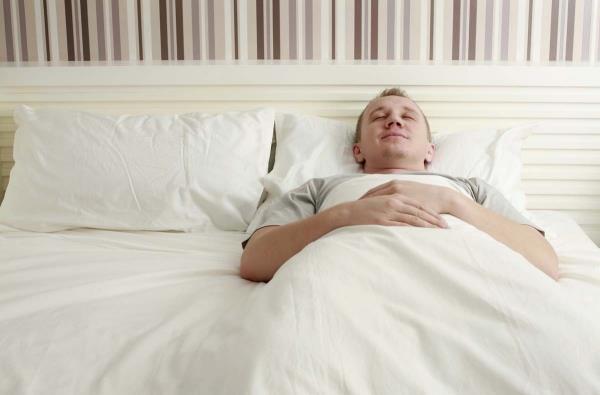 Ποια είναι η καλύτερη θέση ύπνου για εσάς Πλεονεκτήματα, μειονεκτήματα και συμβουλές οι πλάτες που κοιμούνται κοιμούνται ανάσκελα