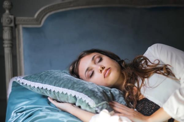 Ποια είναι η καλύτερη θέση ύπνου για εσάς Πλεονεκτήματα, μειονεκτήματα και συμβουλές κοιμηθείτε στο πλάι γυναίκα που κοιμάται