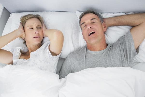 Ποια είναι η καλύτερη θέση ύπνου για εσάς; Πλεονεκτήματα, μειονεκτήματα και συμβουλές για ανθυγιεινό ροχαλητό πίσω κοιμιστών