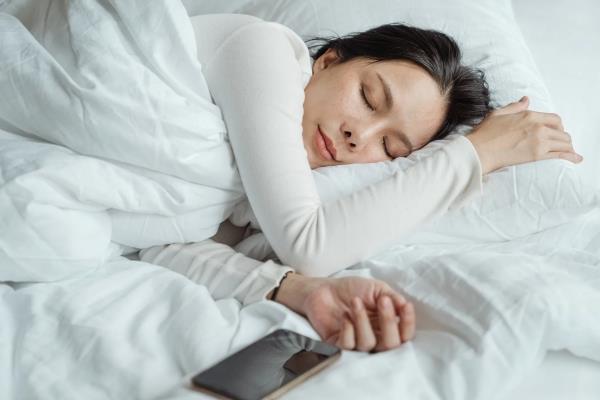 Ποια είναι η καλύτερη θέση ύπνου για εσάς Πλεονεκτήματα, μειονεκτήματα και συμβουλές κοιμηθείτε ιδανικά στο πλάι