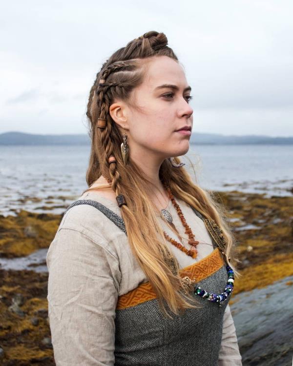 Viking χτενίσματα για γυναίκες και άνδρες, εμπνευσμένα από τη σκανδιναβική κουλτούρα αυθεντικά ρούχα και χτένισμα γυναίκες