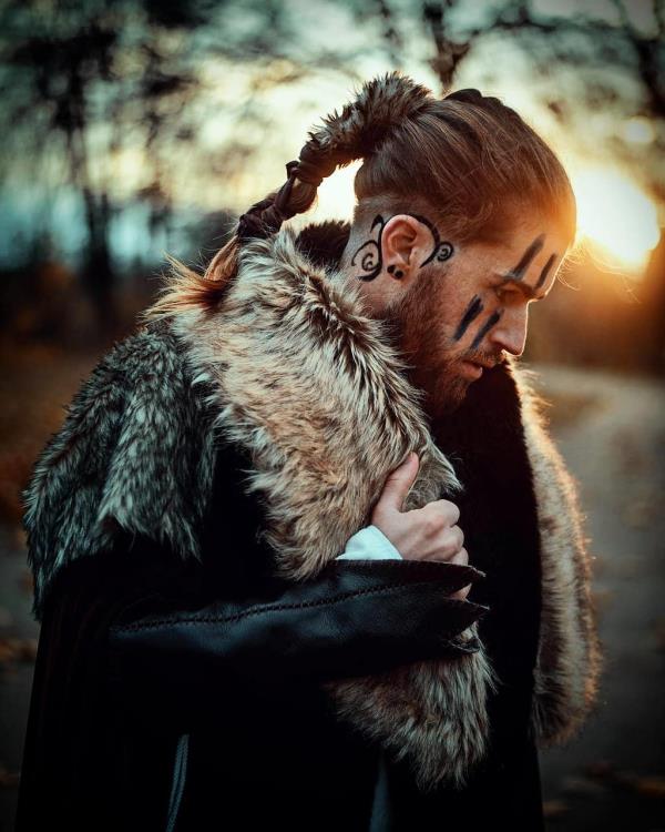 Χτενίσματα Viking για γυναίκες και άνδρες, εμπνευσμένα από το ανδρικό χτένισμα της σκανδιναβικής κουλτούρας με πλεξούδα αλογοουρά