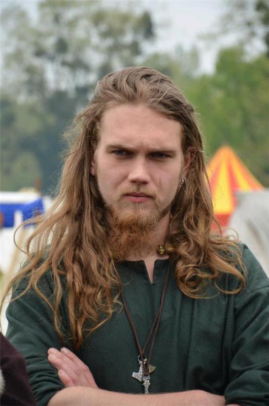 Viking χτενίσματα για γυναίκες και άνδρες, εμπνευσμένα από τη σκανδιναβική κουλτούρα με μακριά ξανθά μαλλιά