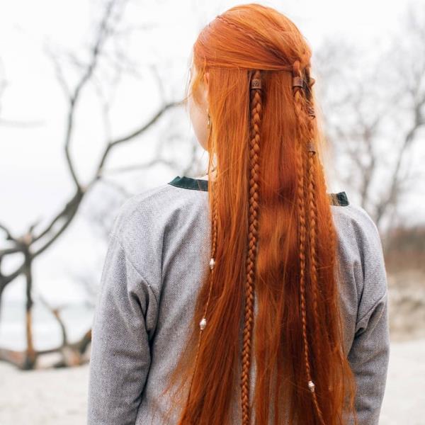 Χτενίσματα Viking για γυναίκες και άνδρες, εμπνευσμένα από τη σκανδιναβική κουλτούρα κόκκινα μαλλιά με μακριές πλεξούδες