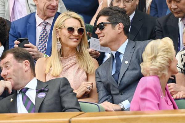 Ο σύζυγος της Tess Daly του Wimbledon 2019 Vernon Kay γελάει απολαμβάνοντας τον εαυτό του στο Royal Box