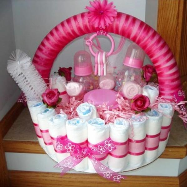 Δώρα από πάνες Τα κορίτσια φτιάχνουν μόνα τους κέικ πάνας, ροζ μπιμπερό ροζ