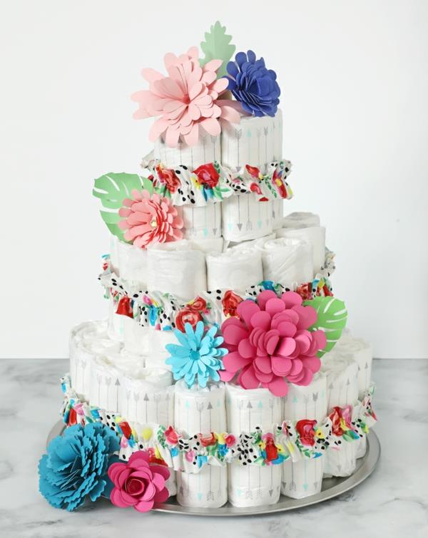 Φτιάξτε μόνοι σας δώρα για πάνα κέικ με μπότες και ροζ και μπλε χάρτινα λουλούδια
