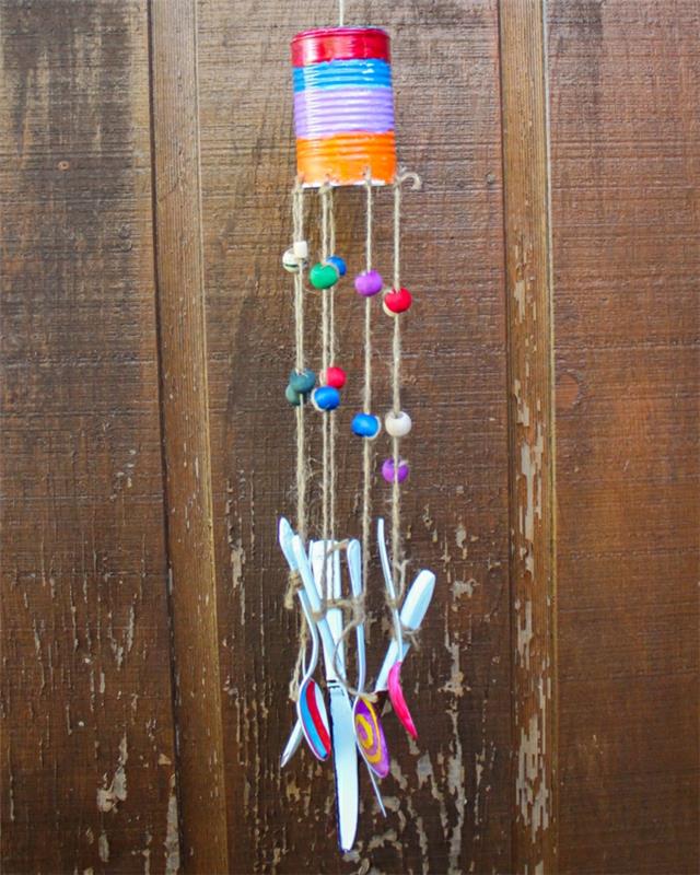 Ανεμοδείκτες κουρδιστήρας με φυσικά υλικά diy ιδέες καλοκαιρινές διακοσμήσεις ιδέες πολύχρωμο τενεκεδένιο κουτί