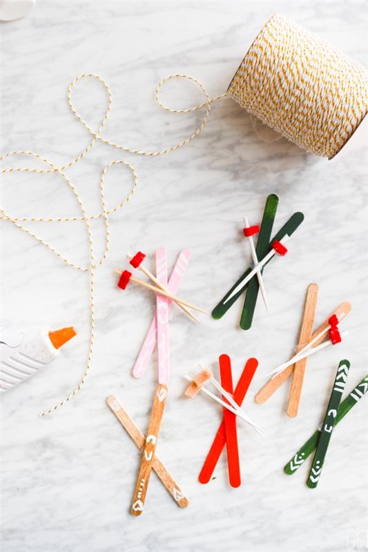 Φτιάξτε χειμερινές διακοσμήσεις για χριστουγεννιάτικα ξυλάκια παγωτού μπαστούνια πολύχρωμα για παιδιά