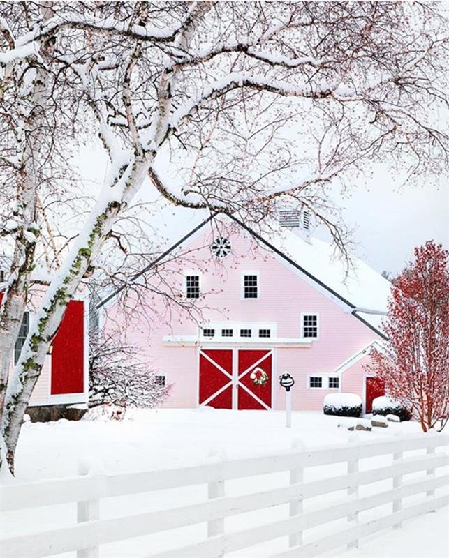 Χειμερινή χώρα των θαυμάτων Kennebunk Maine ΗΠΑ πολύ χιόνι έξω από μια αυλή σπιτιού