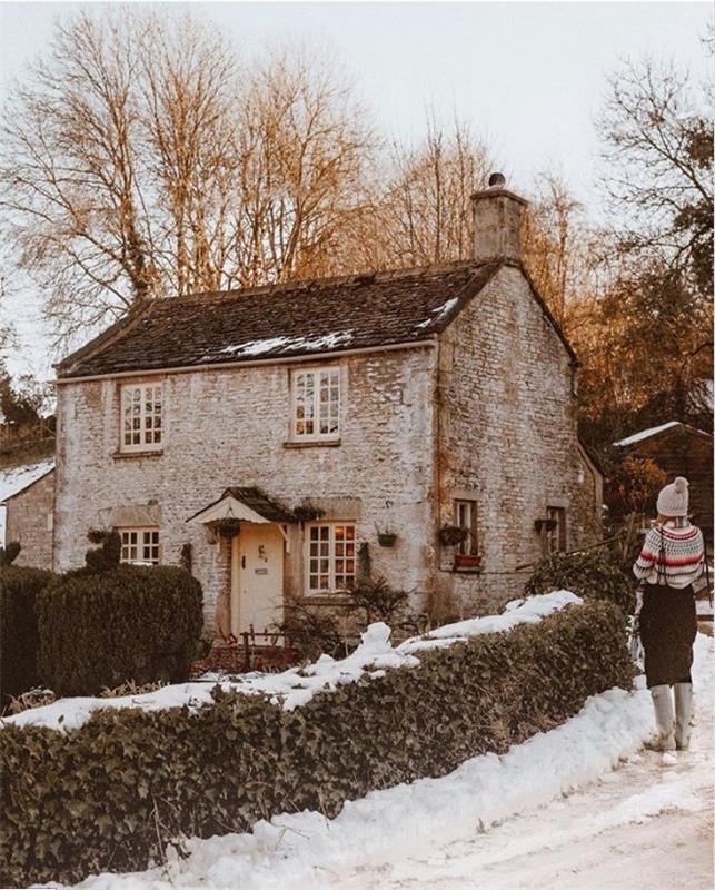 Χειμερινό παλιό εγκαταλελειμμένο εξοχικό σπίτι στη χώρα των θαυμάτων στο Somerset Αγγλίας