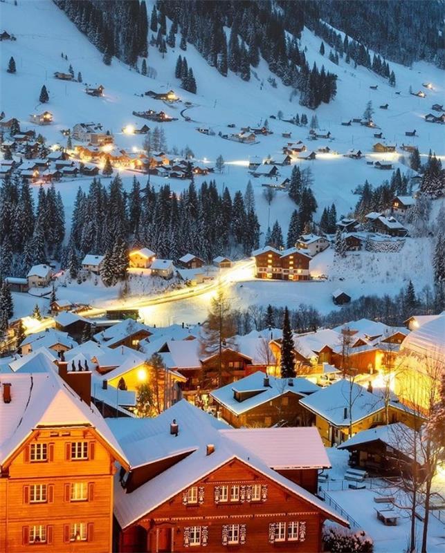 Χειμερινή χώρα των θαυμάτων πολλά χιόνια φωτίζουν το αλπικό χωριό Adelboden στην Ελβετία το χειμώνα