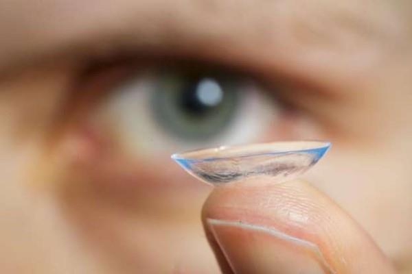 Οι επιστήμονες αναπτύσσουν φακούς επαφής υψηλής τεχνολογίας που μεγεθύνουν με το κλείσιμο του ματιού ιατρικού βαθμού