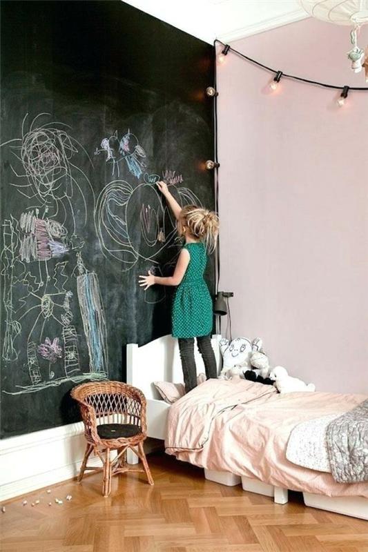 Βαφή τοίχων κορίτσια παιδικού δωματίου έμφαση πίνακας κιμωλίας πίνακας χρώμα
