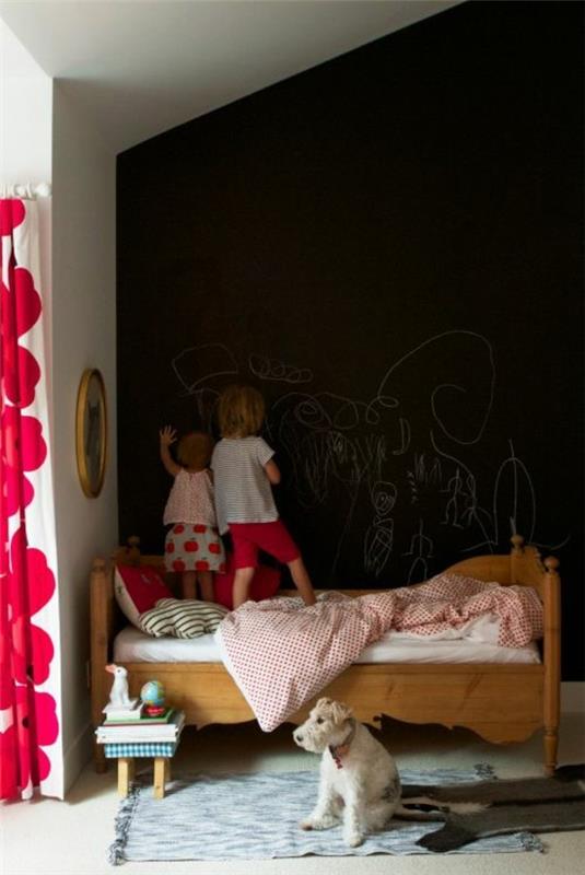 Βαφή τοίχων, χρώμα μαυροπίνακα, παιδικό δωμάτιο, κρεβάτι, σκύλος, τοίχος έμφασης μαύρος