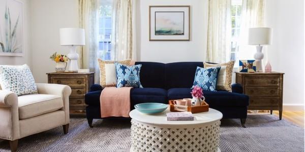 Τα αξεσουάρ σπιτιού στο μοντέρνο σαλόνι εξισορροπούν τις αντιθέσεις σε μπλε και άσπρο