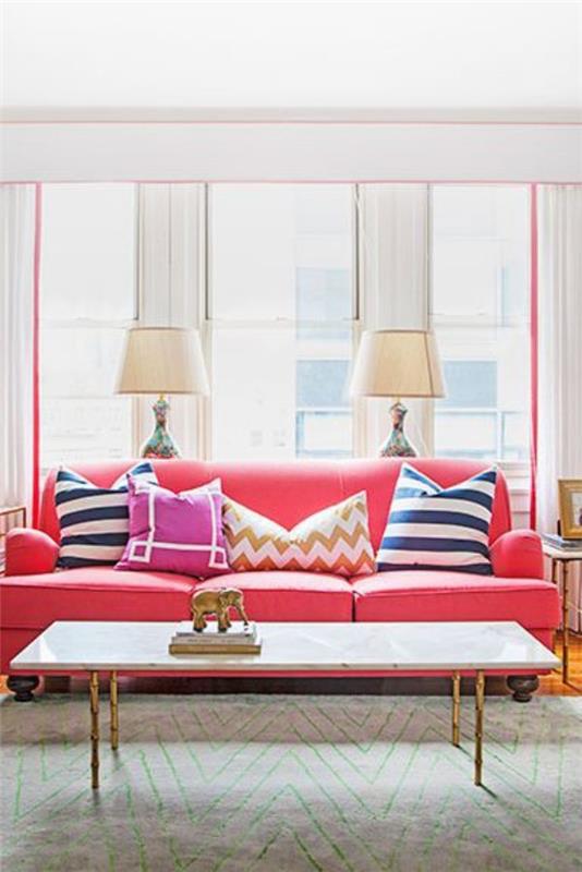 Αξεσουάρ σπιτιού στο μοντέρνο σαλόνι ροζ καναπέ πολύχρωμα διακοσμητικά μαξιλάρια λαμπτήρες αγαλματίδιο από μπρούτζο