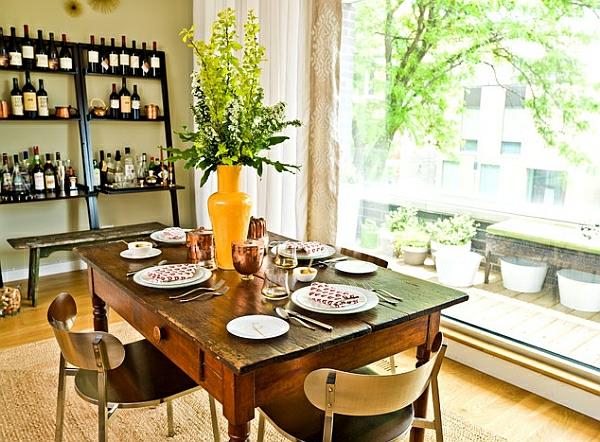 Ράφι σκάλας και διακοσμητικά είδη ξύλινα τραπέζια τραπεζαρία ράφια κρασιού