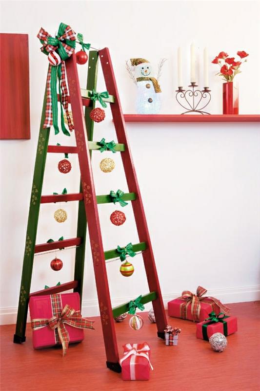 Ζωντανές ιδέες σκάλα ράφι και διακοσμητικά αντικείμενα Χριστουγεννιάτικη κόκκινη πράσινη μπάλα