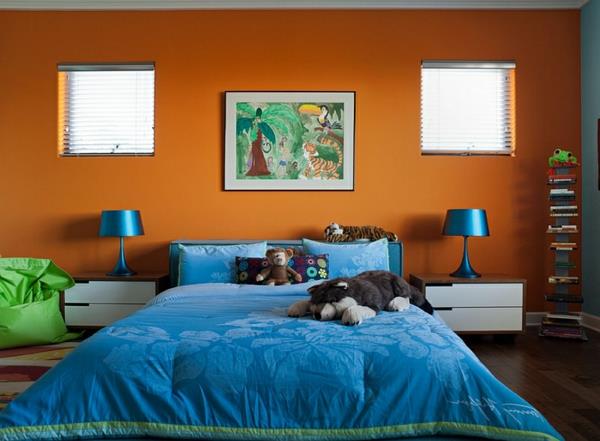 Ζωντανές ιδέες για συνδυασμό χρωμάτων τοίχου χρώμα σαλόνι μπλε κλινοσκεπάσματα
