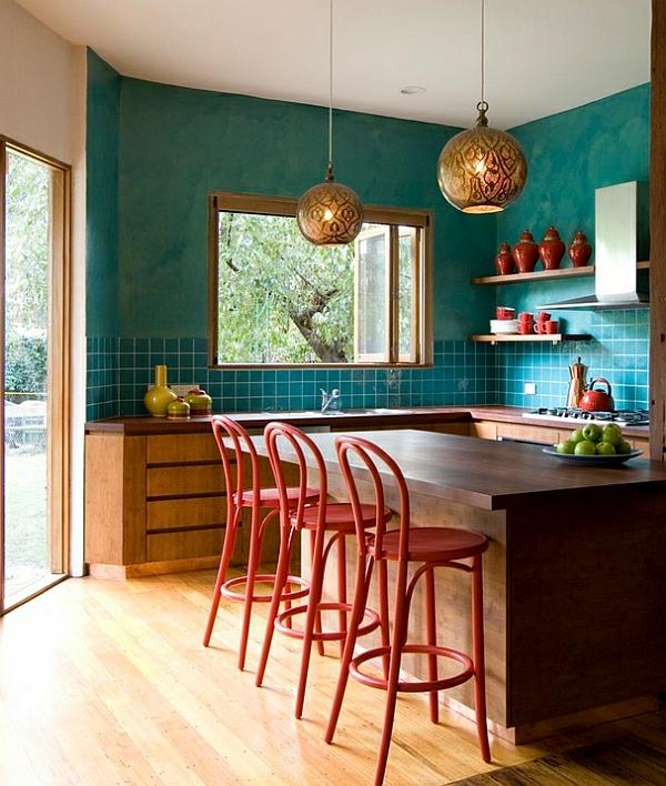 Ζωντανές ιδέες για συνδυασμό χρωμάτων τοίχου χρώμα σαλόνι κόκκινο σκαμπό κουζίνας
