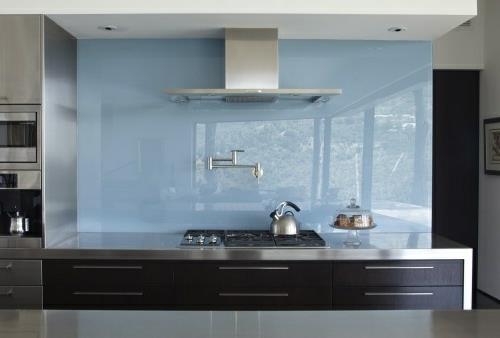 Ζωντανές ιδέες γυαλί κουζίνας πίσω τοίχος λαμπρά χρώματα λαμπερό μπλε φως