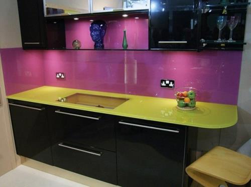 Γυάλινος τοίχος κουζίνας με λαμπερό μπλοκ με υπέροχο χρώμα