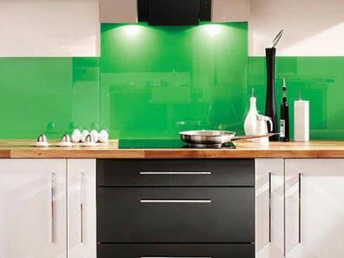 γυάλινο πίσω τοίχο κουζίνας λαμπερά χρώματα φωτεινό πράσινο γρασίδι