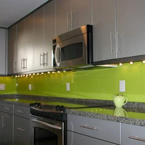 γυαλί πίσω τοίχου κουζίνας λαμπερά χρώματα φωτεινό πράσινο