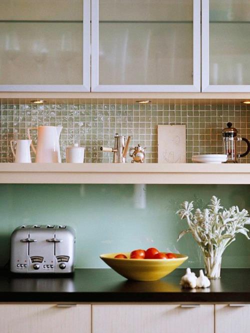 Ο τοίχος της κουζίνας από γυαλί, λαμπερά χρώματα, φωτεινές μονάδες τοίχου
