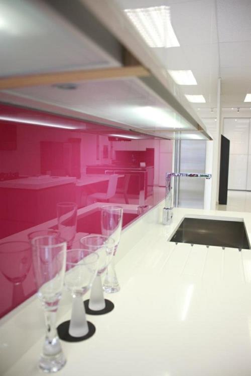 γυαλί κουζίνας με λαμπερό χρώμα πίσω τοίχο φωτεινό ροζ-κόκκινο