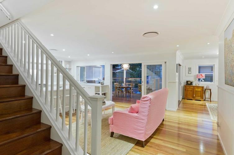 Διαμέρισμα αναδιαμορφώσει επίπλωση σαλονιού καναπέ ροζ σκάλα