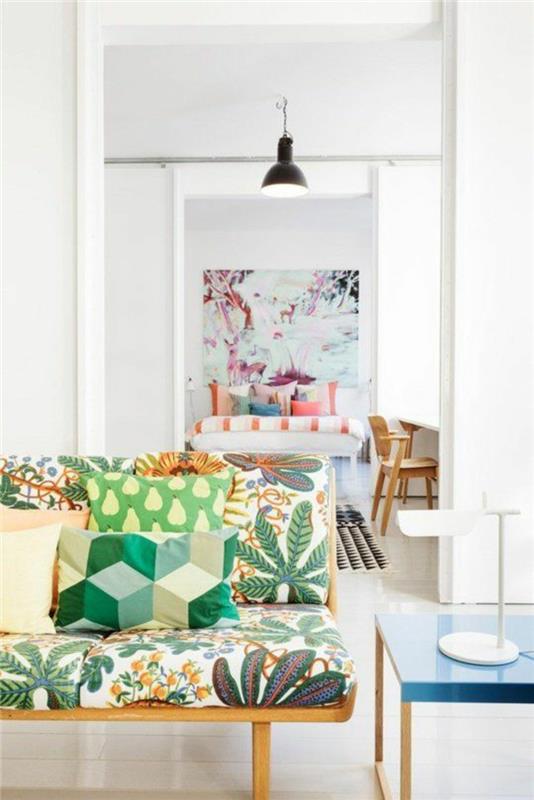 Σκανδιναβικός καναπές επίπλωσης με πράσινο λουλουδάτο μοτίβο