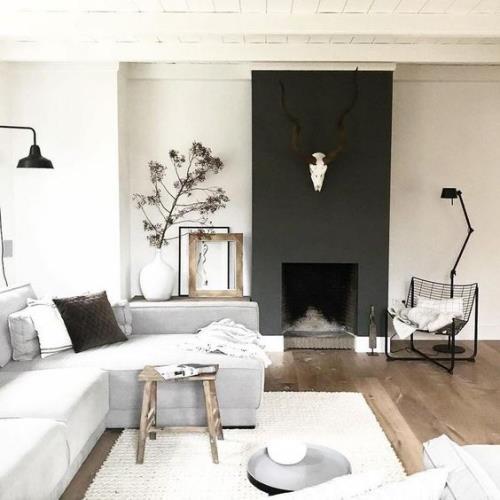 Σαλόνι σε μαύρο και άσπρο ξύλινο πάτωμα πιο ξύλινα στοιχεία καρέκλα κορνίζα