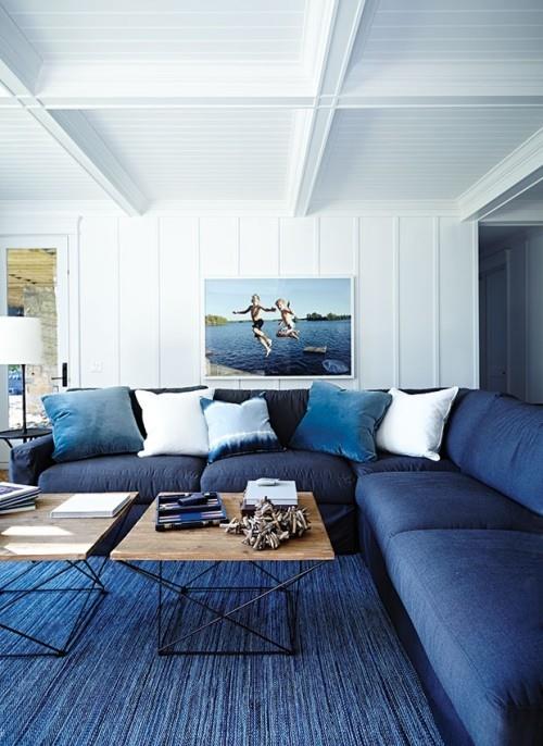 Σαλόνι θαλάσσια χρώματα βασιλικό μπλε πούλμαν χαλί λευκοί τοίχοι όμορφη εικόνα