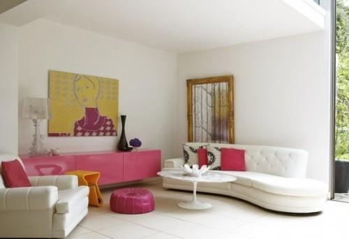 Το σαλόνι με θηλυκές πινελιές πρόσθεσε λίγο ροζ σε λευκό εσωτερικό