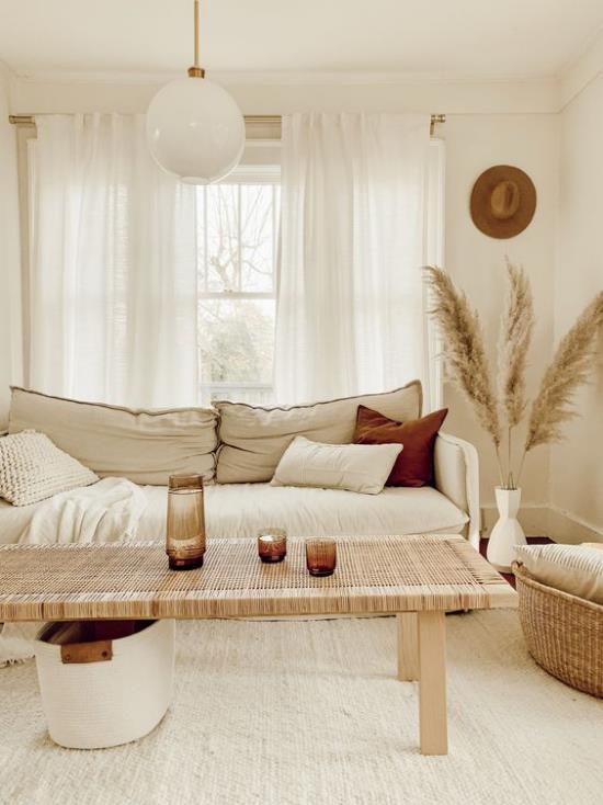 Το σαλόνι επεκτείνει οπτικά γωνιά προβάτου πολύ ρομαντικά φωτεινό σε λευκό και ροζ φωτιστικό δαπέδου δίπλα στο κρεβάτι