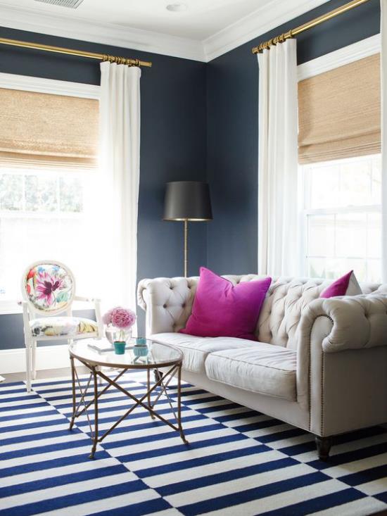 Το σαλόνι επεκτείνει οπτικά σκούρους μπλε τοίχους λευκούς καναπέδες λευκές κουρτίνες ιδέες