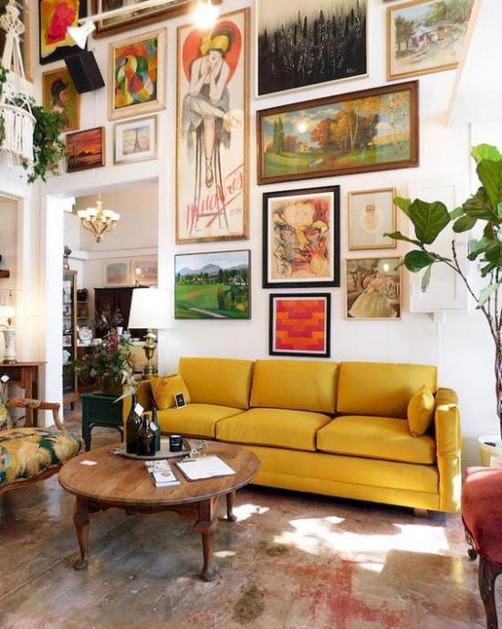 Επεκτείνετε οπτικά το σαλόνι κακό παράδειγμα κίτρινο καναπέ πάρα πολλές εικόνες στον τοίχο