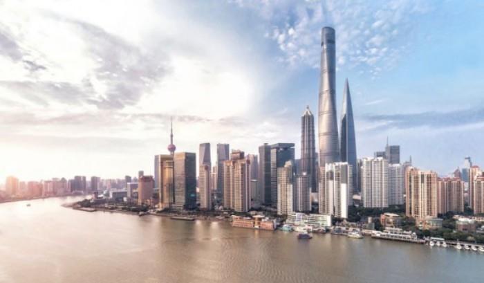 Ουρανοξύστες Πύργος της Σαγκάης που εκτοξεύονται στον ουρανό
