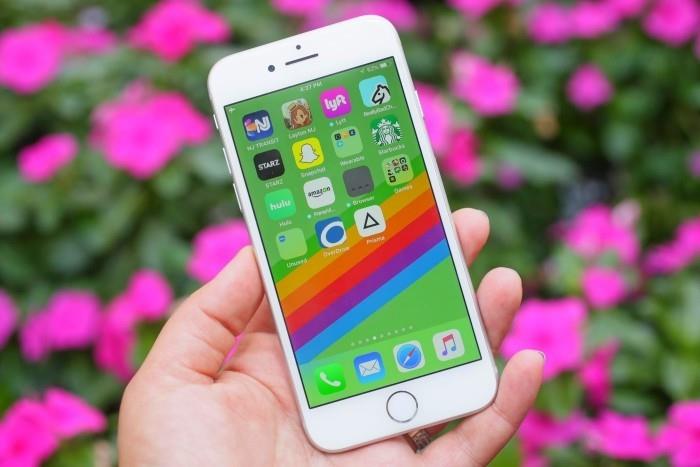 Θέλετε να αγοράσετε ένα iPhone 8; Θα πρέπει να το γνωρίζετε εκ των προτέρων! iphone 8 στο δοκιμαστικό ουράνιο τόξο όμορφο