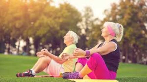 Το Yoga Pilates σε εξωτερικούς χώρους παίζει χρυσούς κανόνες για υγιή μεγάλη διάρκεια ζωής