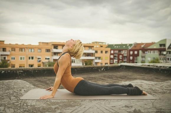 Γιόγκα ήλιος χαιρετισμός Surya Namaskar ζωή της πόλης αύριο το πρωί