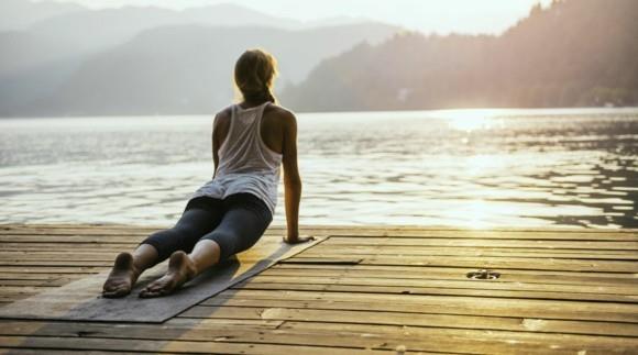 Γιόγκα χαιρετισμός στον ήλιο Surya Namaskar σε εξωτερικούς χώρους